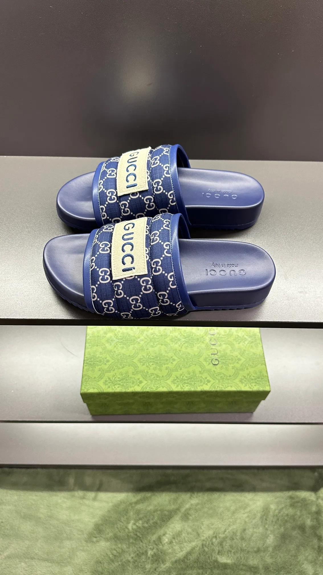 [G Family Couple Style] P: 300💰Female size 36~40 Men's size 39~45, (46. Custom-made Unisex GG slippers This slipper is made of GG polyester fiber and is decorated with a Gucci label on the front, adding a striking logo feel to the style. Beige GG recycled polyester fiber Unisex leather trim "Gucci Made in Italy" embroidered label Rubber sole Flat Made in Italy